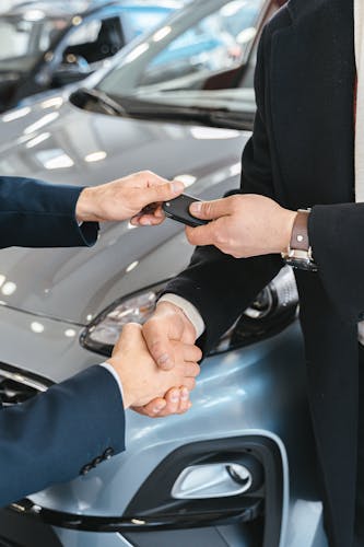 Auto leasen of kopen met een lening: wat is financieel slimmer?